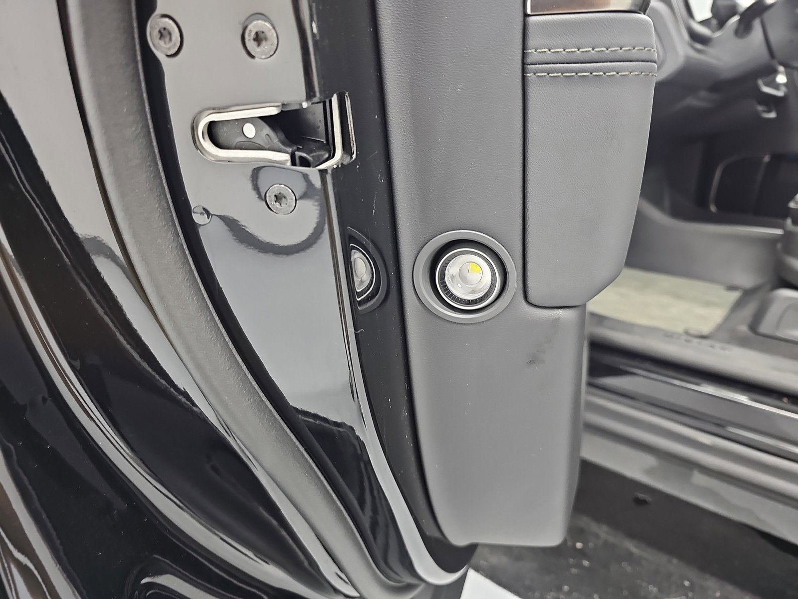 Used 2025 Rivian R1T Adventure image 30