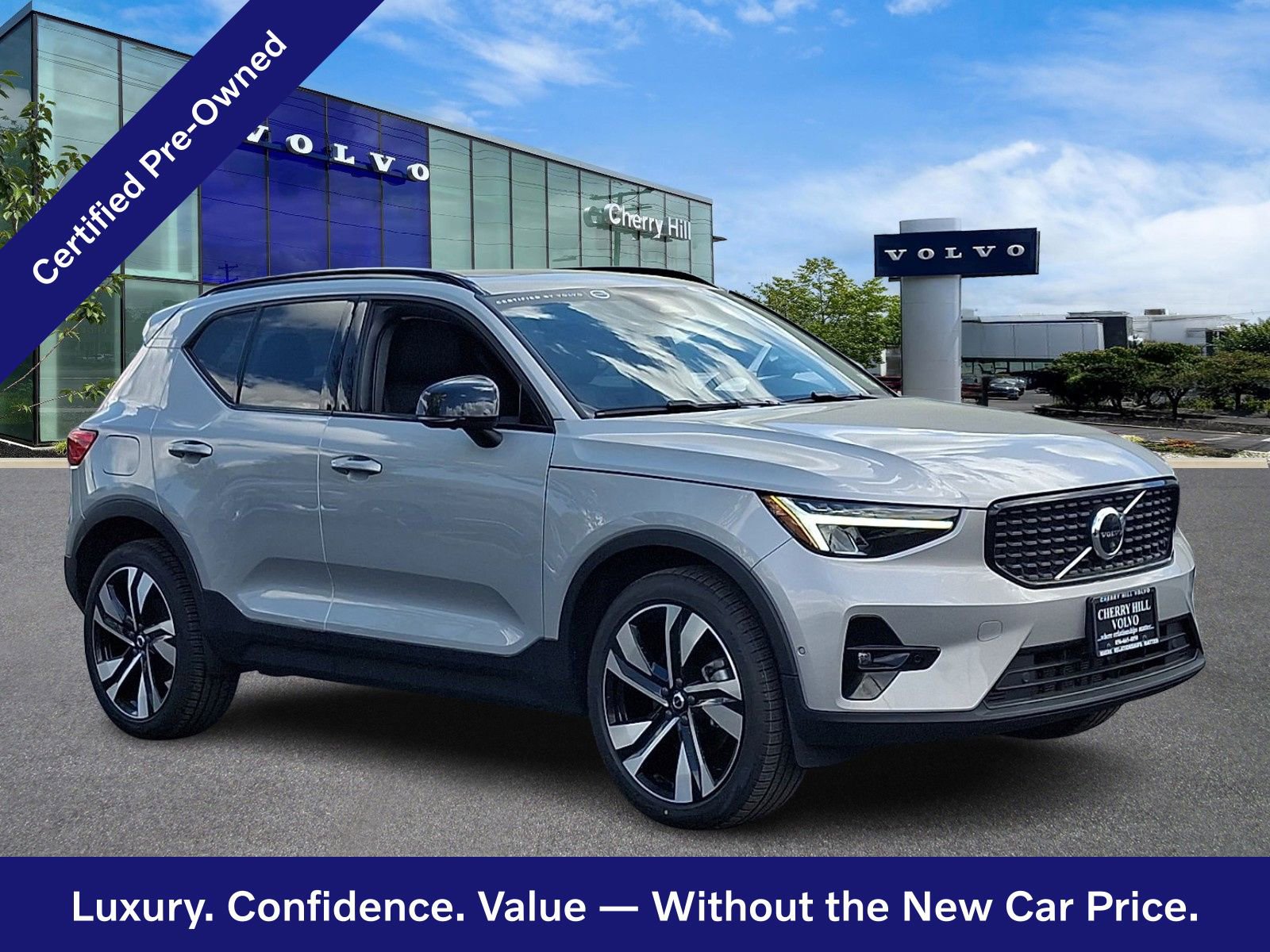 Certified 2023 Volvo XC40 B5 Plus w/ Driver Assist Package AWD/4WD image 1