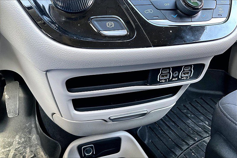 Used 2023 Chrysler Voyager LX FWD image 15