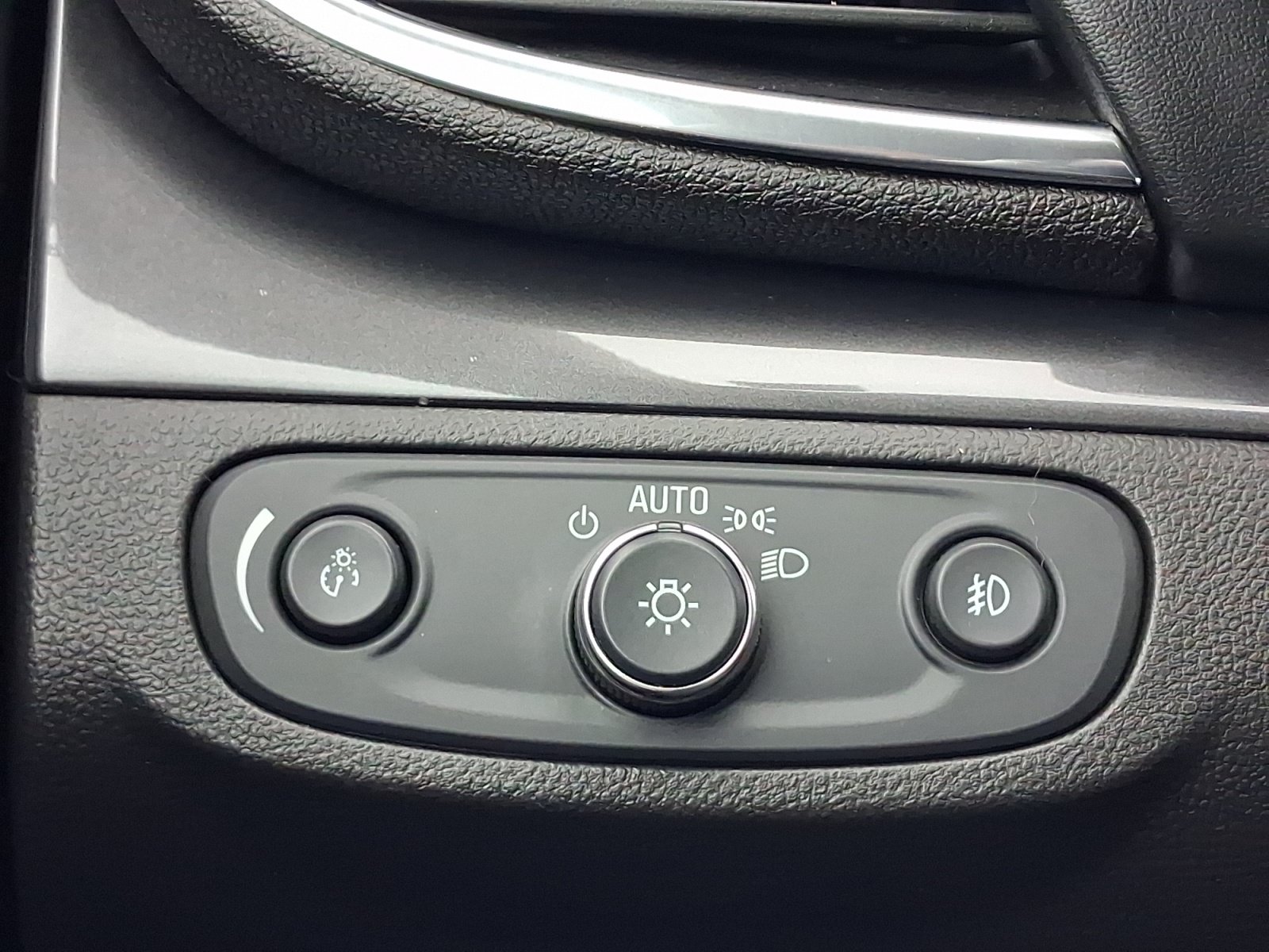 Used 2019 Buick Encore Sport Touring AWD/4WD image 17