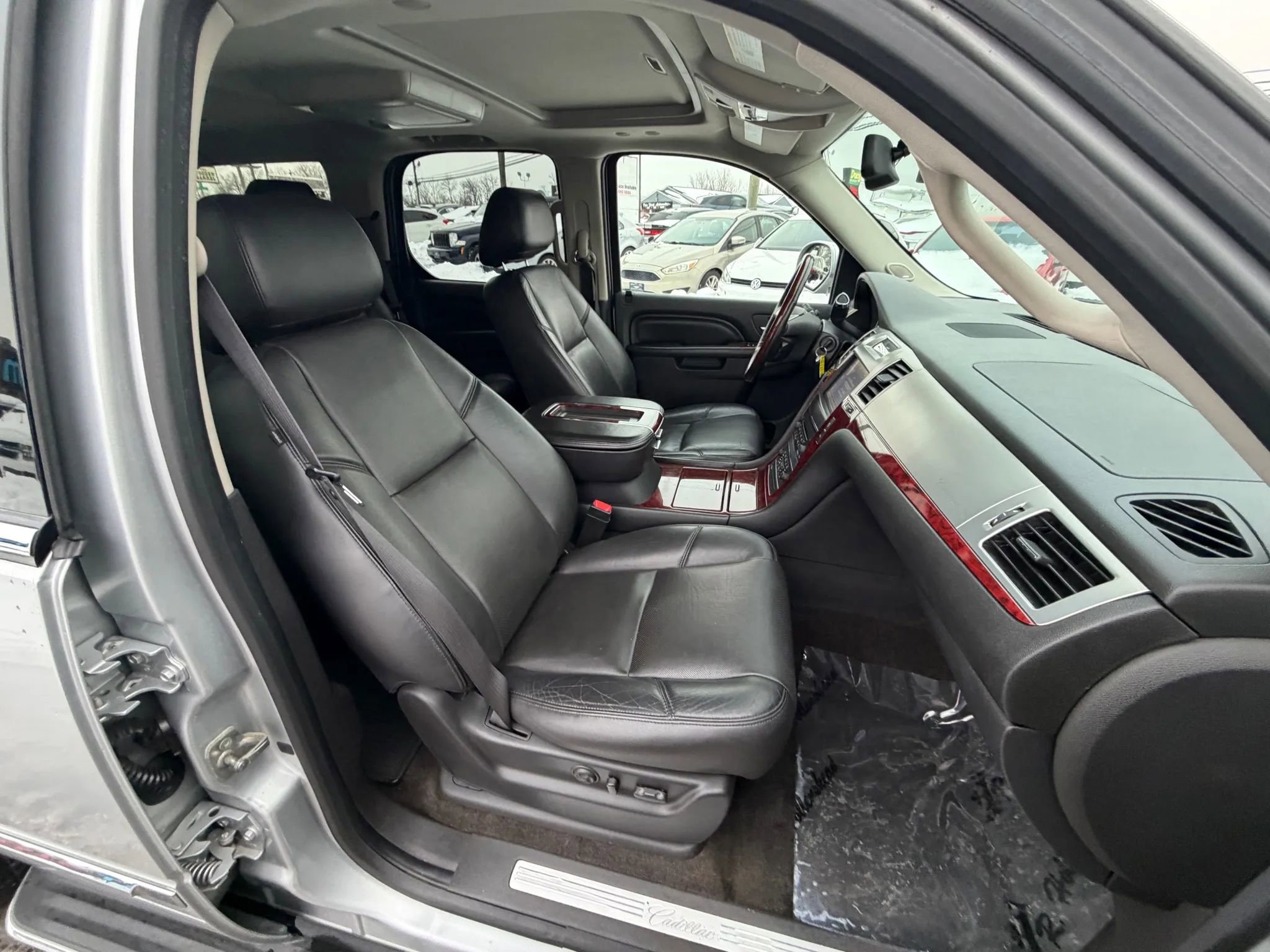 Used 2012 Cadillac Escalade Luxury image 19