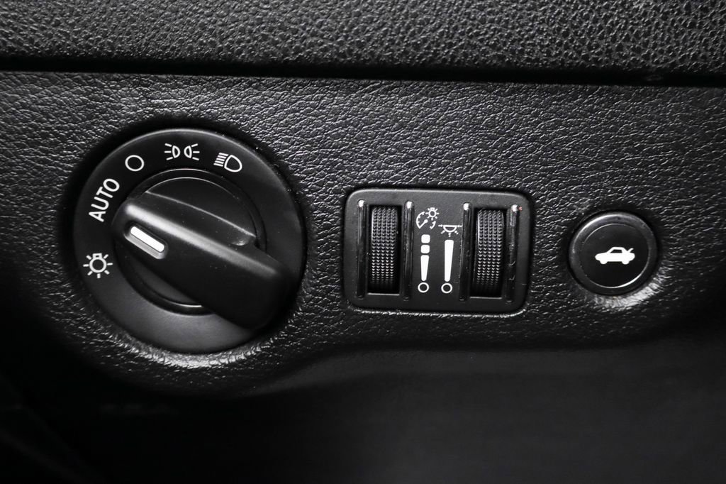 Used 2019 Dodge Charger SXT image 18