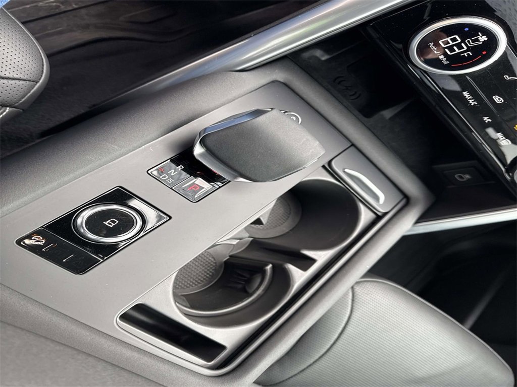 Certified 2025 Land Rover Discovery Dynamic SE image 25