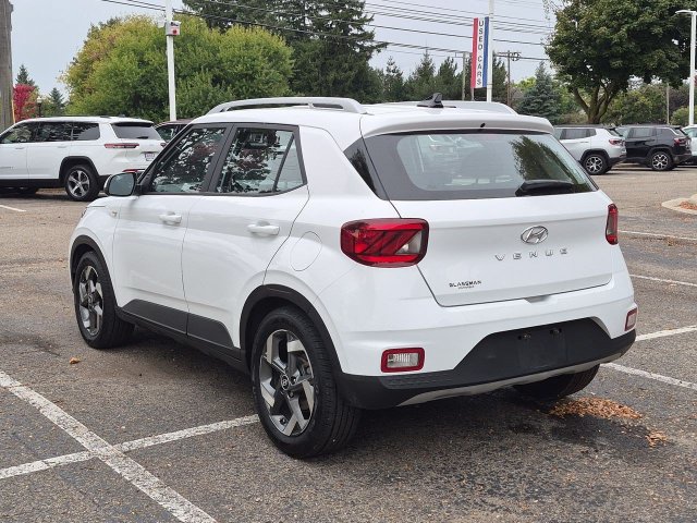 Used 2022 Hyundai Venue SEL FWD image 5