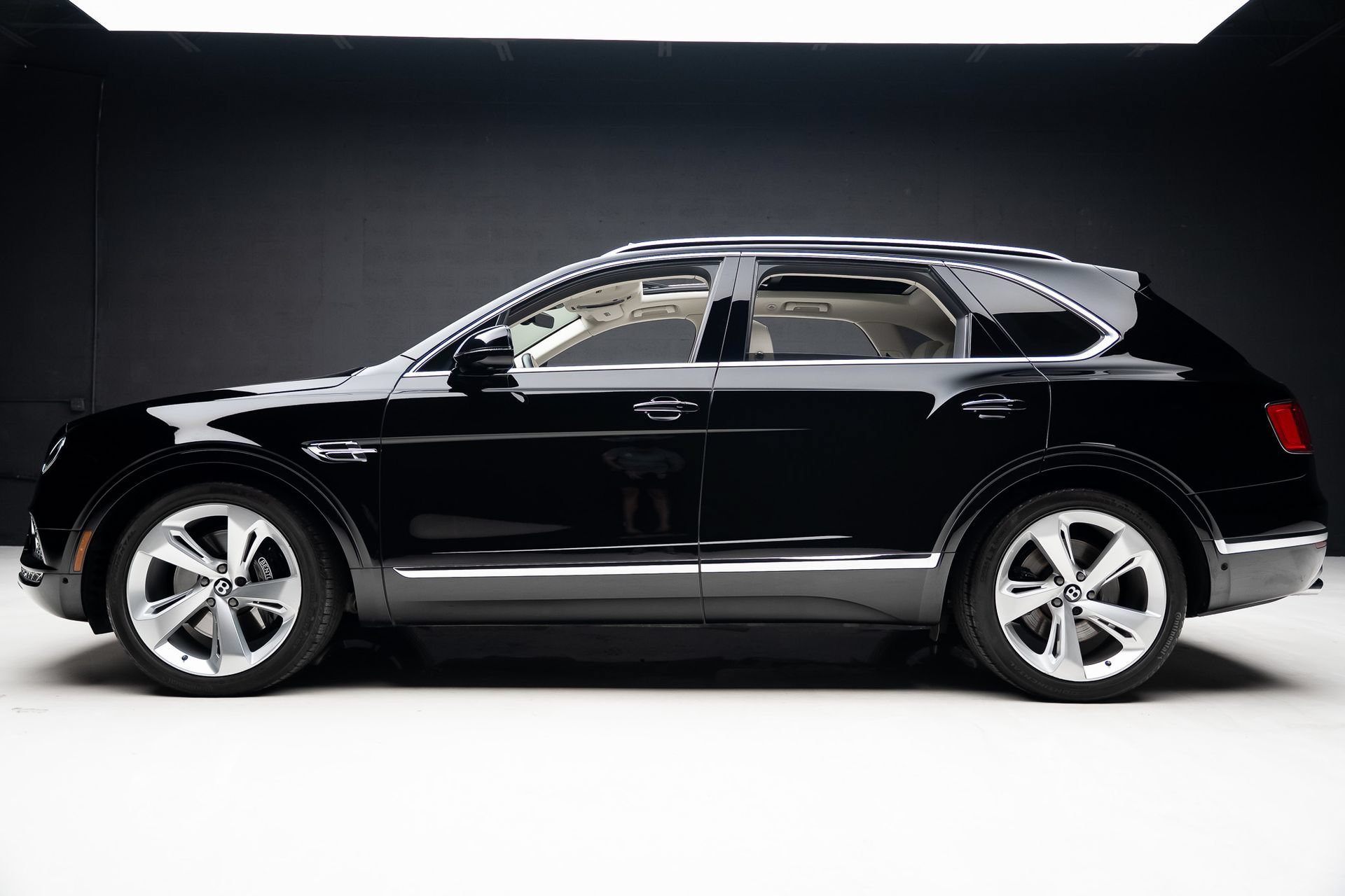 Used 2018 Bentley Bentayga AWD/4WD image 17