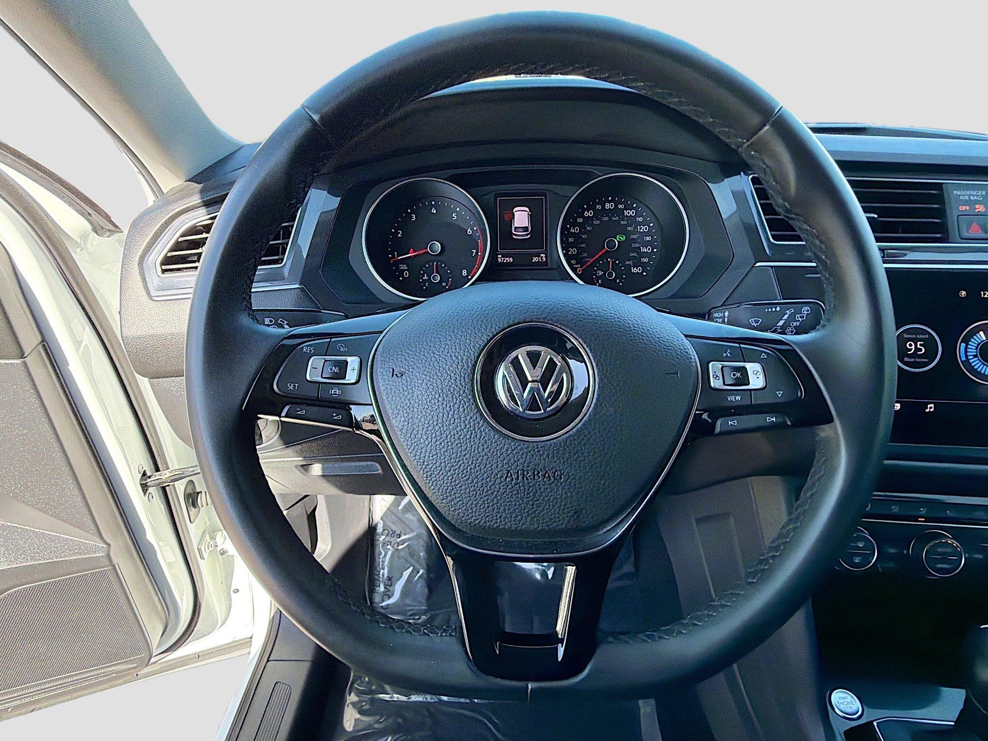 Used 2020 Volkswagen Tiguan SE image 38