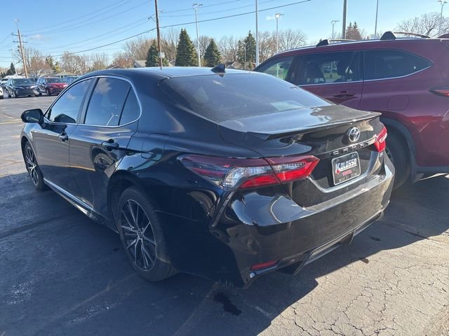 Used 2024 Toyota Camry SE image 4