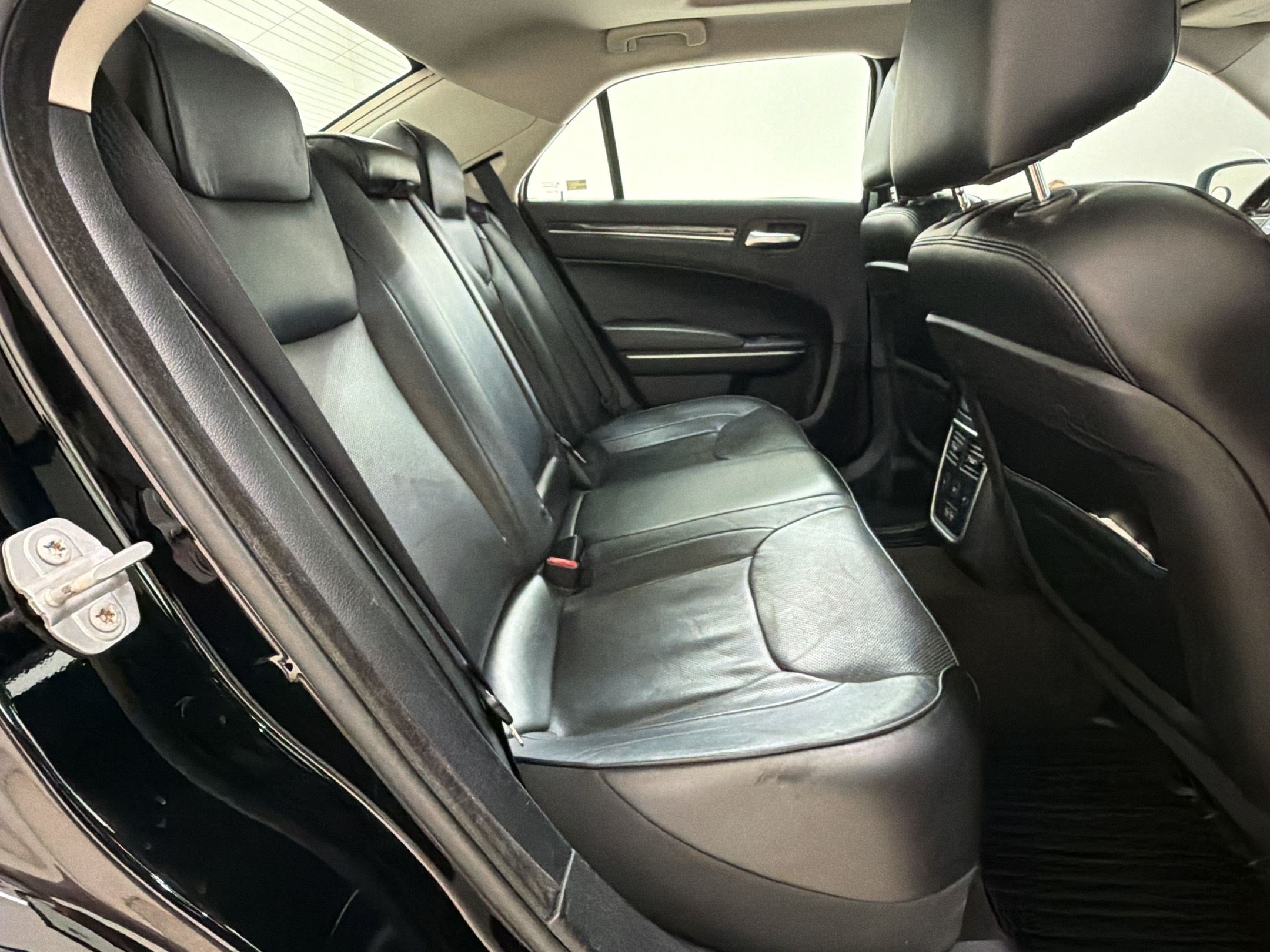 Used 2017 Chrysler 300 C RWD image 33
