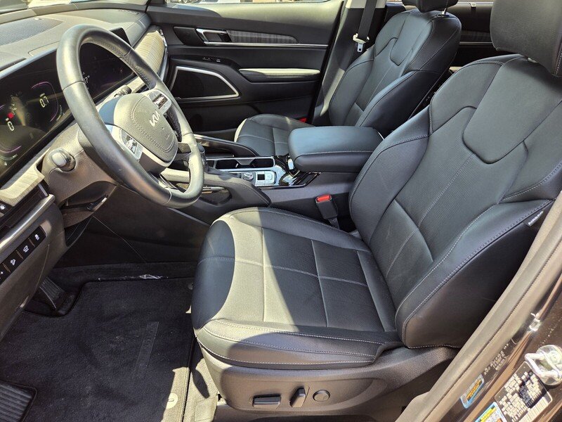 Certified 2025 Kia Telluride EX w/ EX Captain's Chair Package FWD image 11