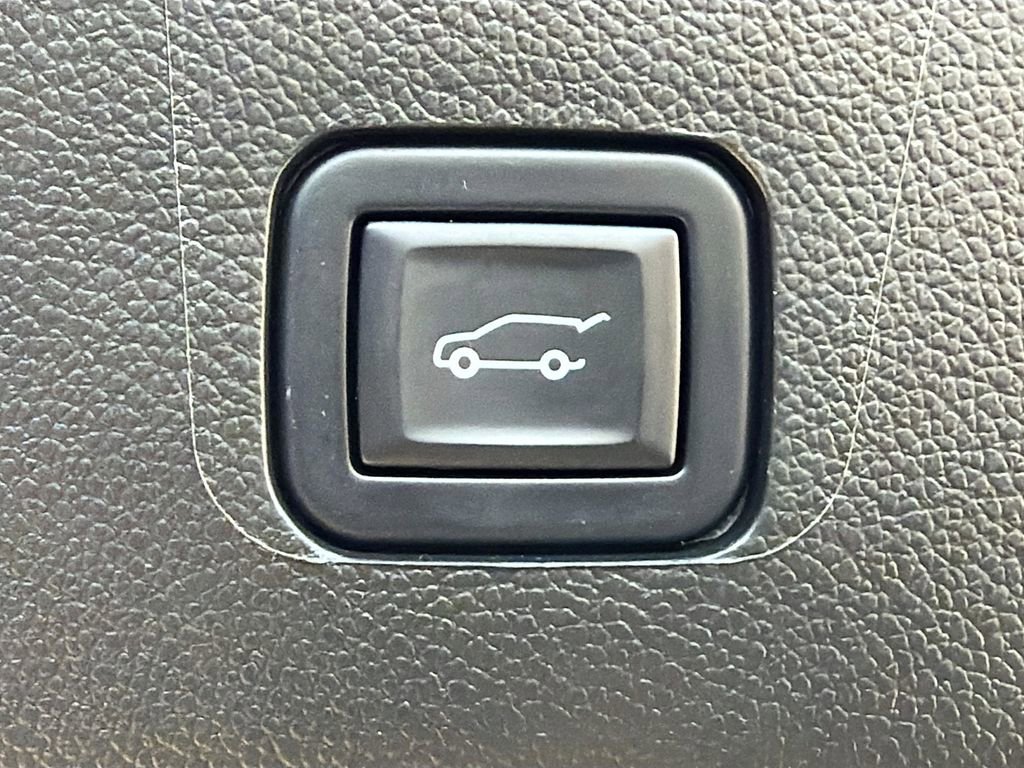 Used 2023 Chevrolet Traverse LT image 15