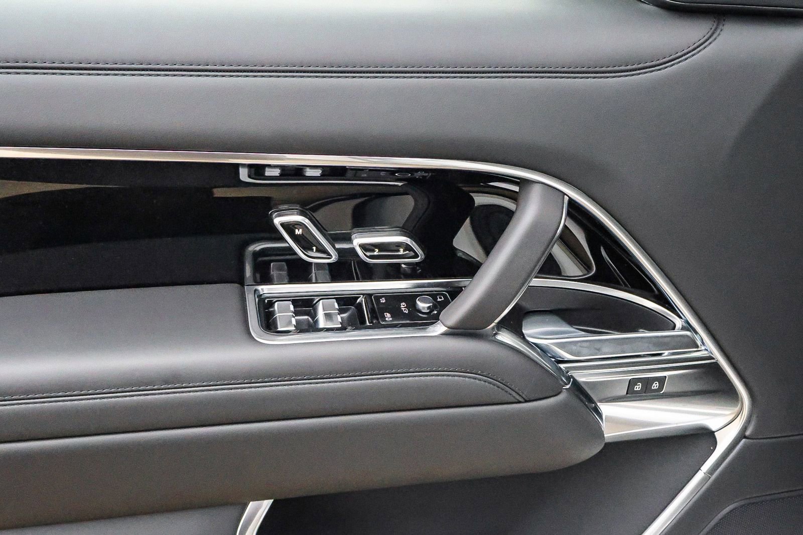 New 2025 Land Rover Range Rover SE image 32