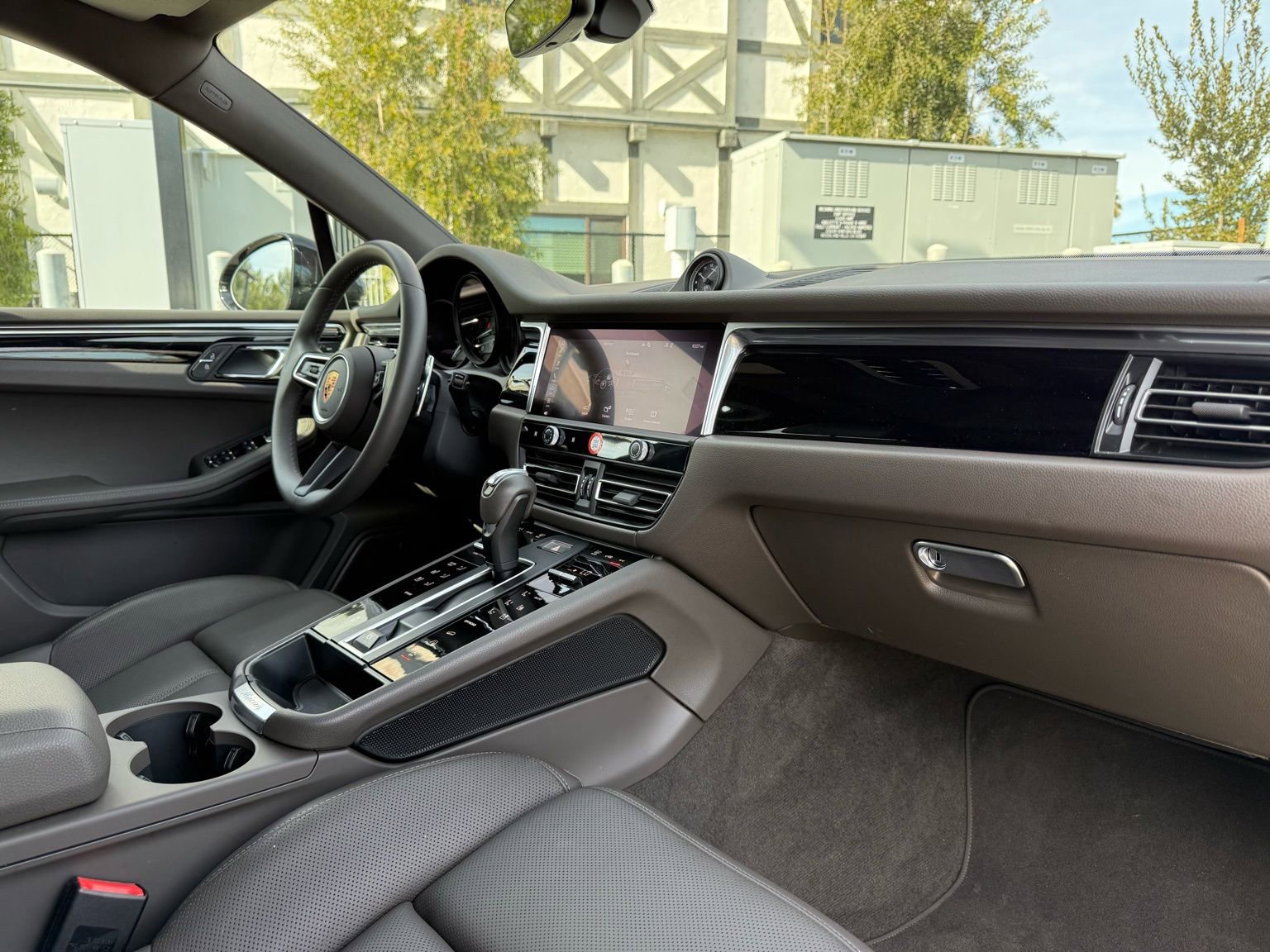 Used 2025 Porsche Macan image 25