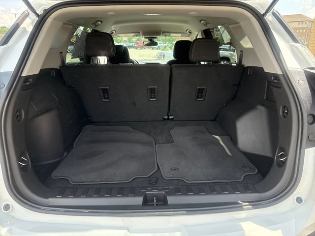Used 2024 GMC Terrain SLE w/ Driver Convenience Package FWD image 17