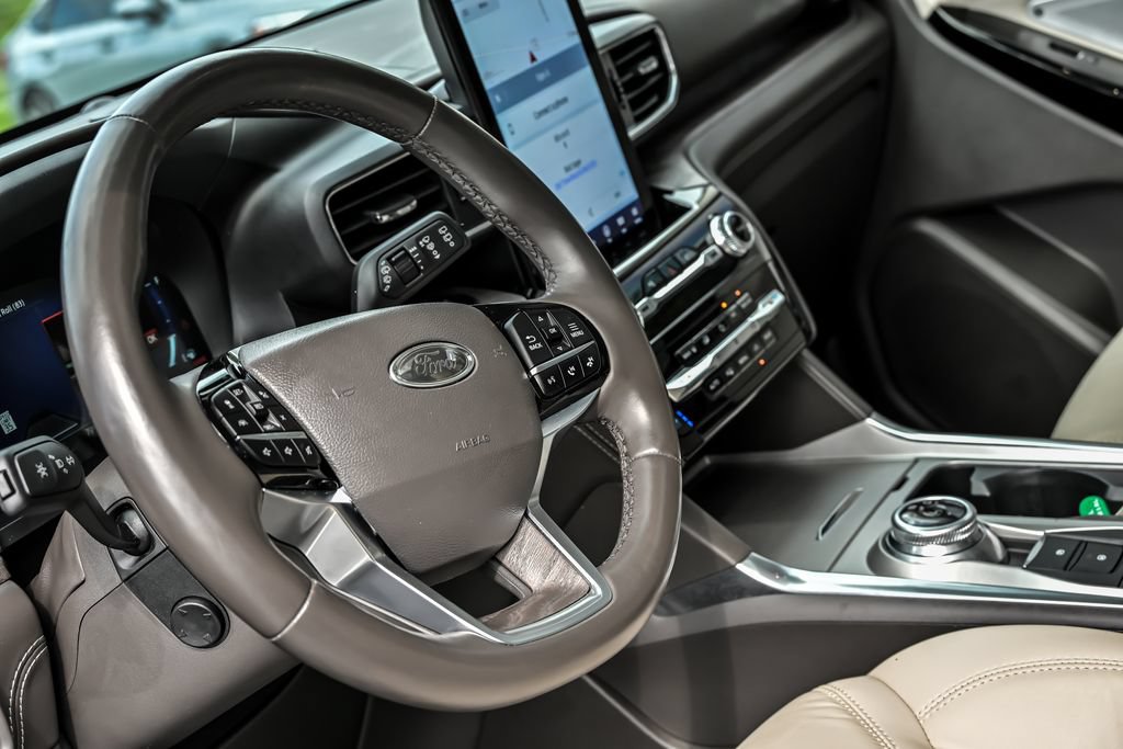 Certified 2023 Ford Explorer Platinum w/ Technology Package AWD/4WD image 16
