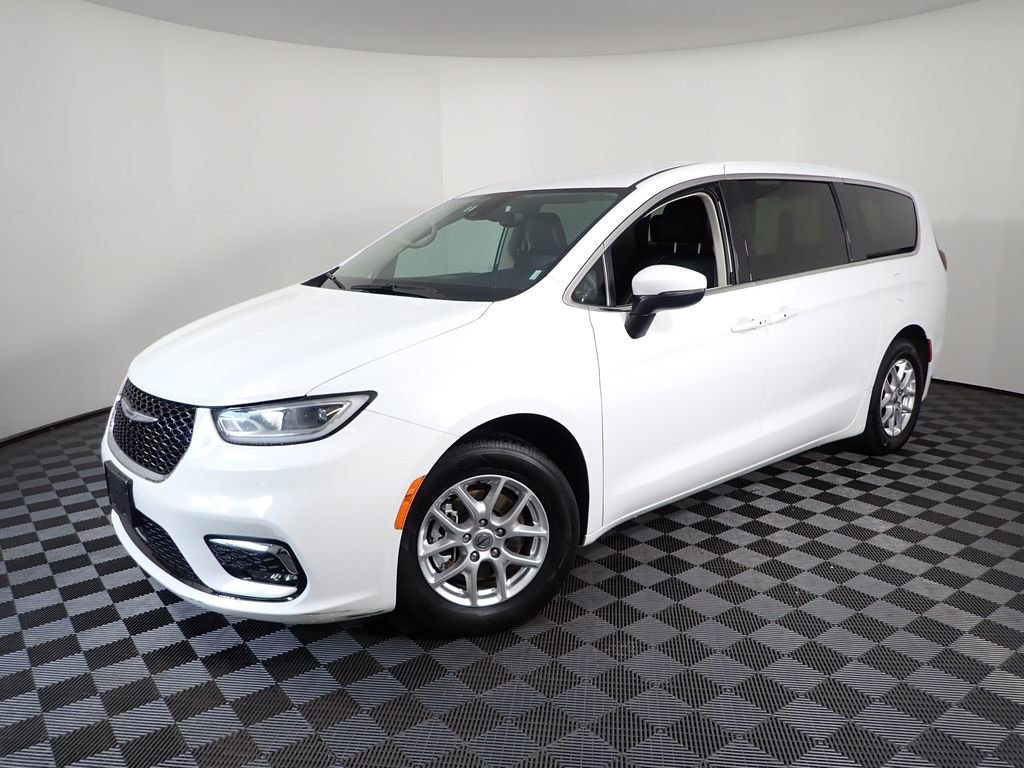 Used 2023 Chrysler Pacifica Touring-L FWD image 12