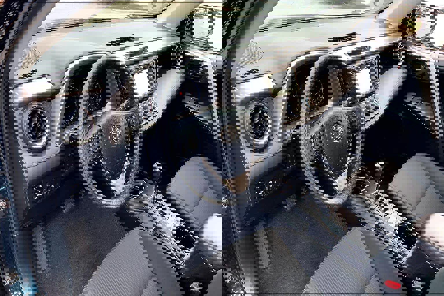 Used 2017 Toyota RAV4 LE FWD image 16