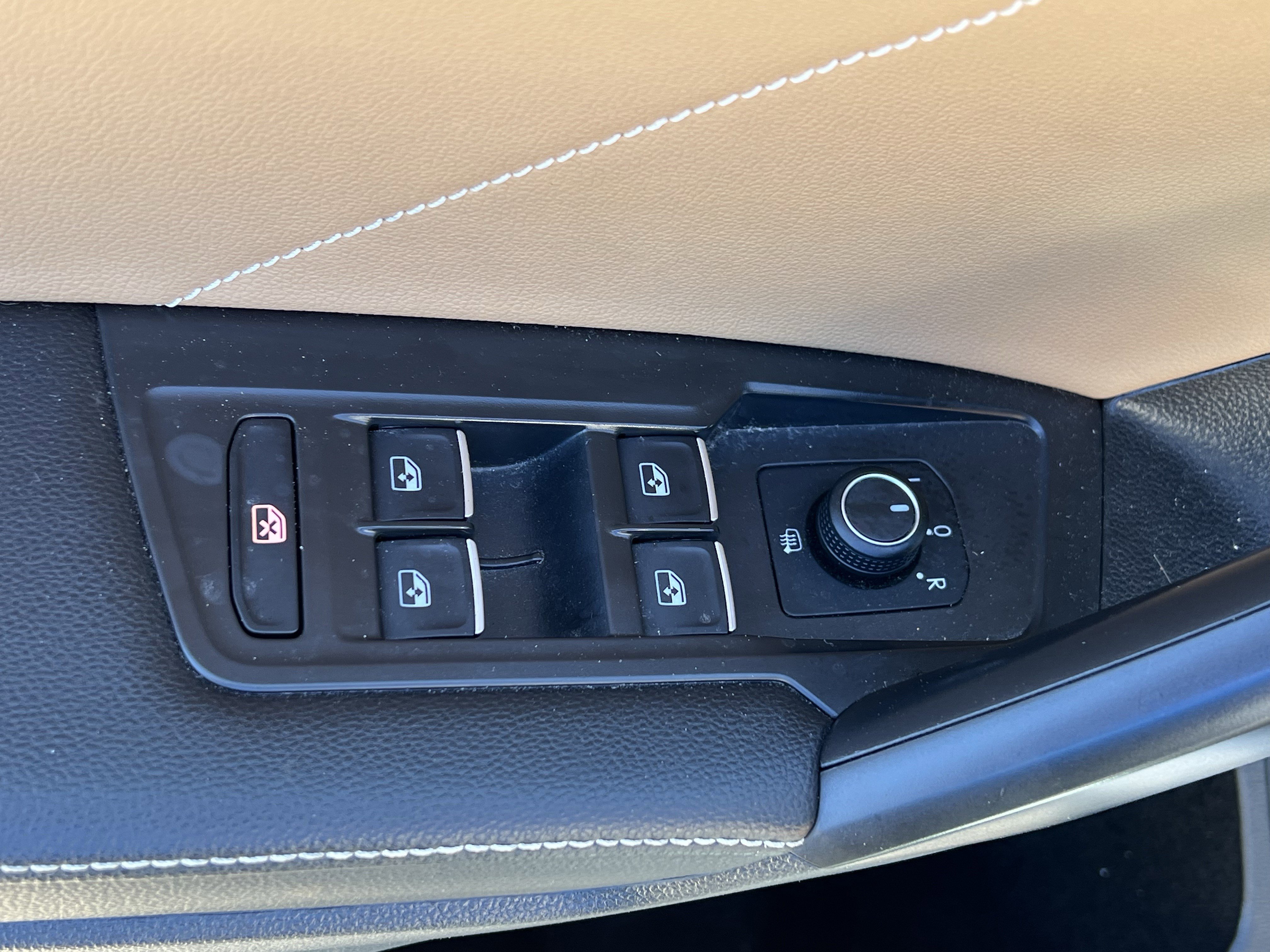 Used 2022 Volkswagen Tiguan SE w/ Panoramic Sunroof Package AWD/4WD image 15