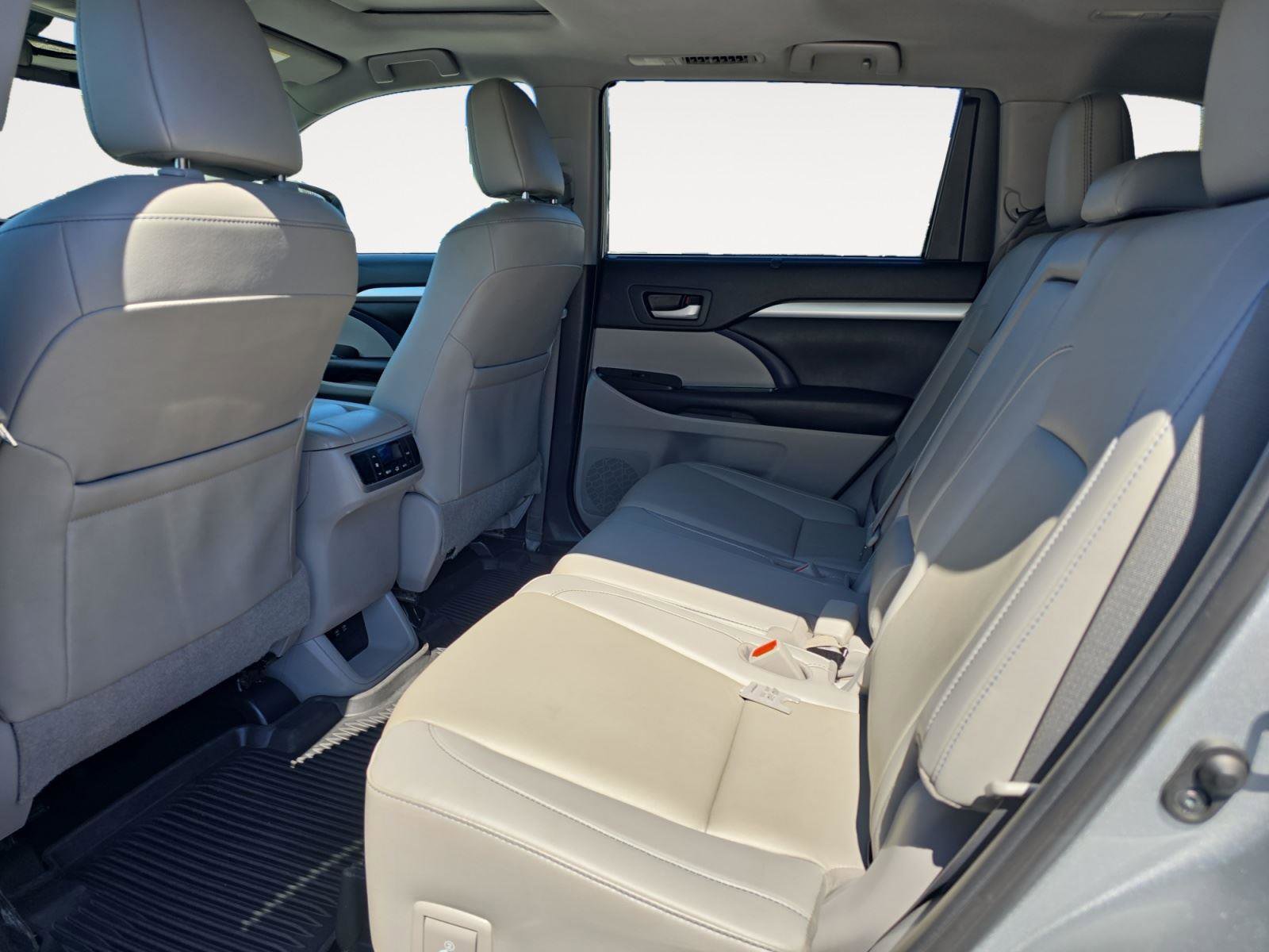 Used 2019 Toyota Highlander XLE image 19