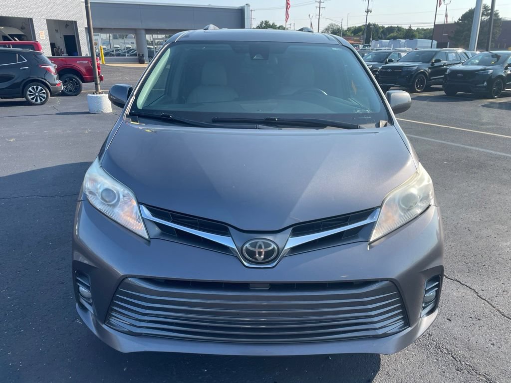 Used 2018 Toyota Sienna XLE FWD image 2