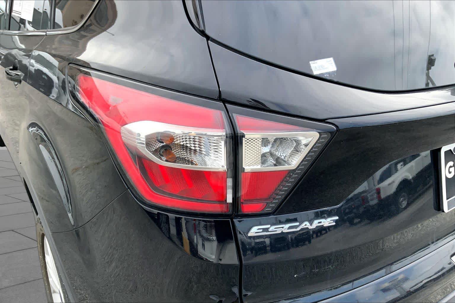 Certified 2018 Ford Escape SE w/ Ford Safe & Smart Package AWD/4WD image 25