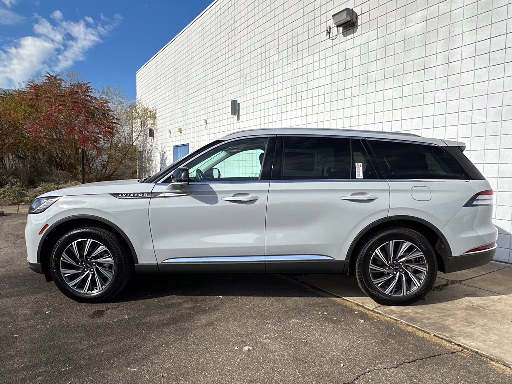 New 2027 Lincoln Aviator AWD image 2