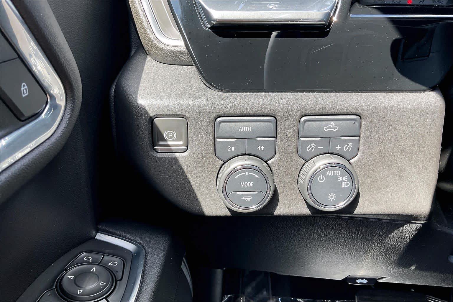 Used 2023 Chevrolet Silverado 1500 LT AWD/4WD image 32