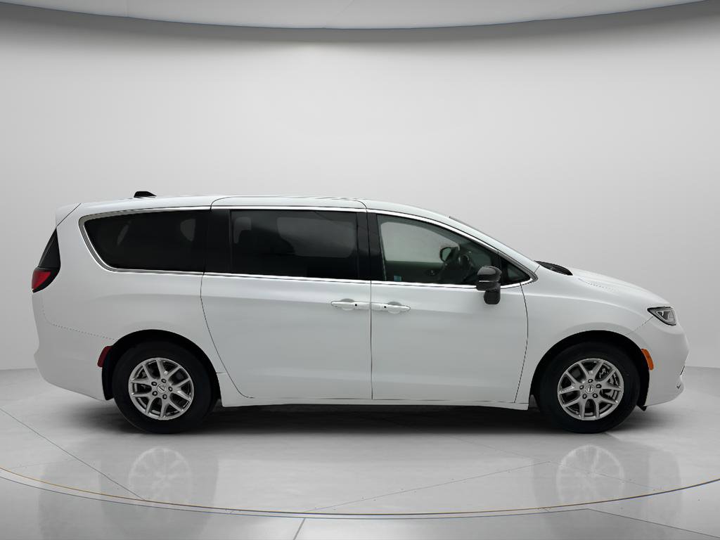 Used 2024 Chrysler Pacifica Touring-L FWD image 3