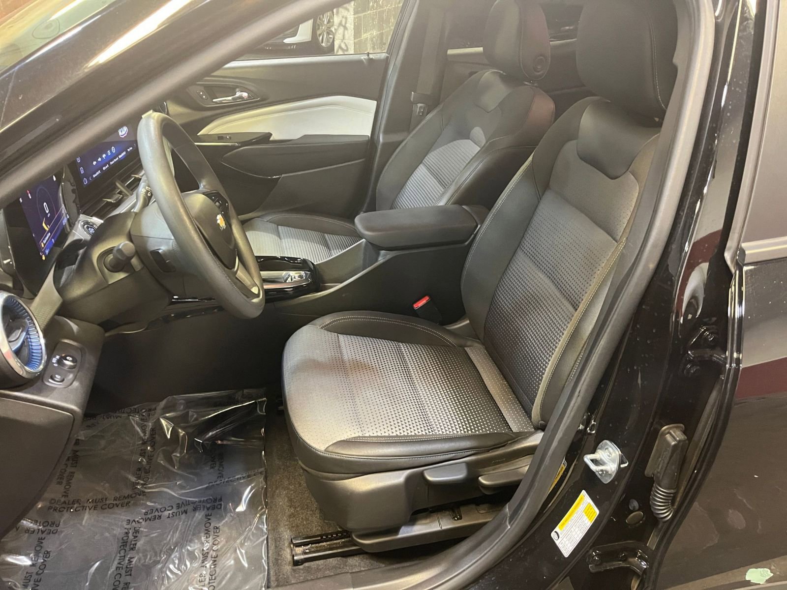 Used 2025 Chevrolet Trax LT image 35