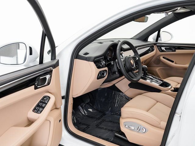 Certified 2025 Porsche Macan image 7