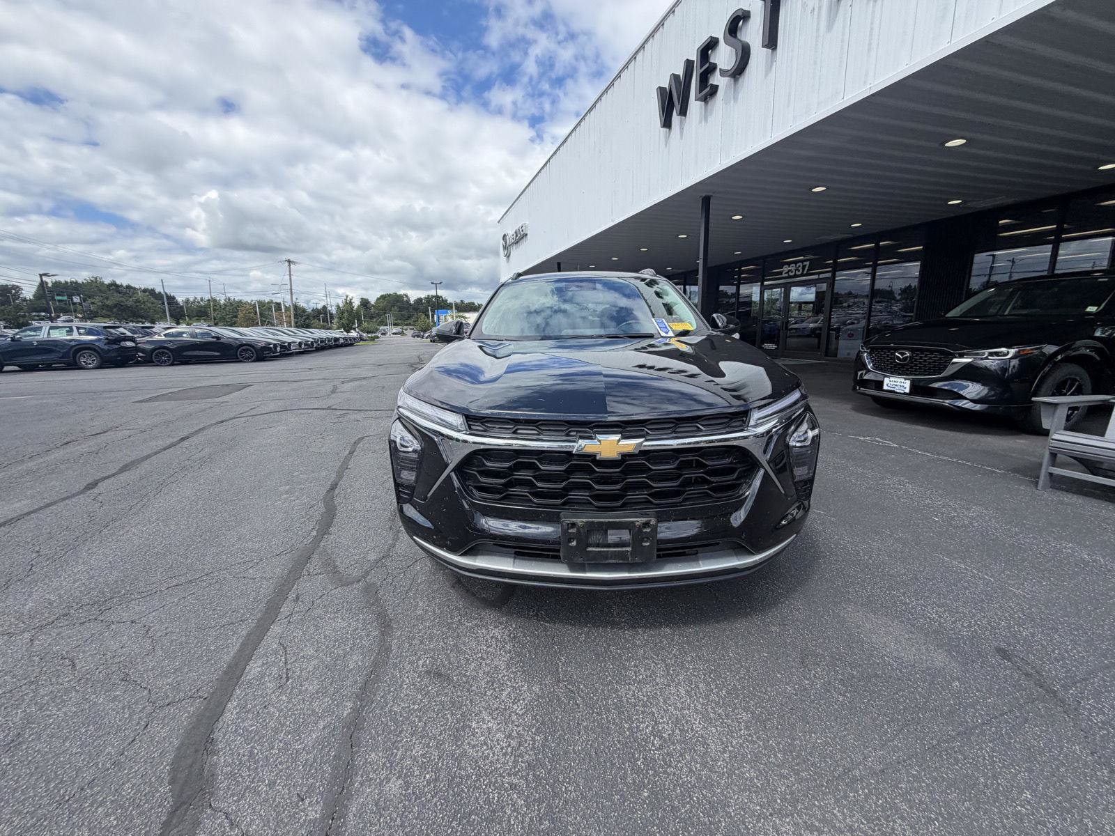 Used 2025 Chevrolet Trax LT w/ Driver Confidence Package FWD image 4