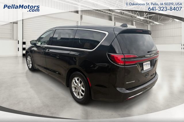 Used 2023 Chrysler Pacifica Touring-L image 5