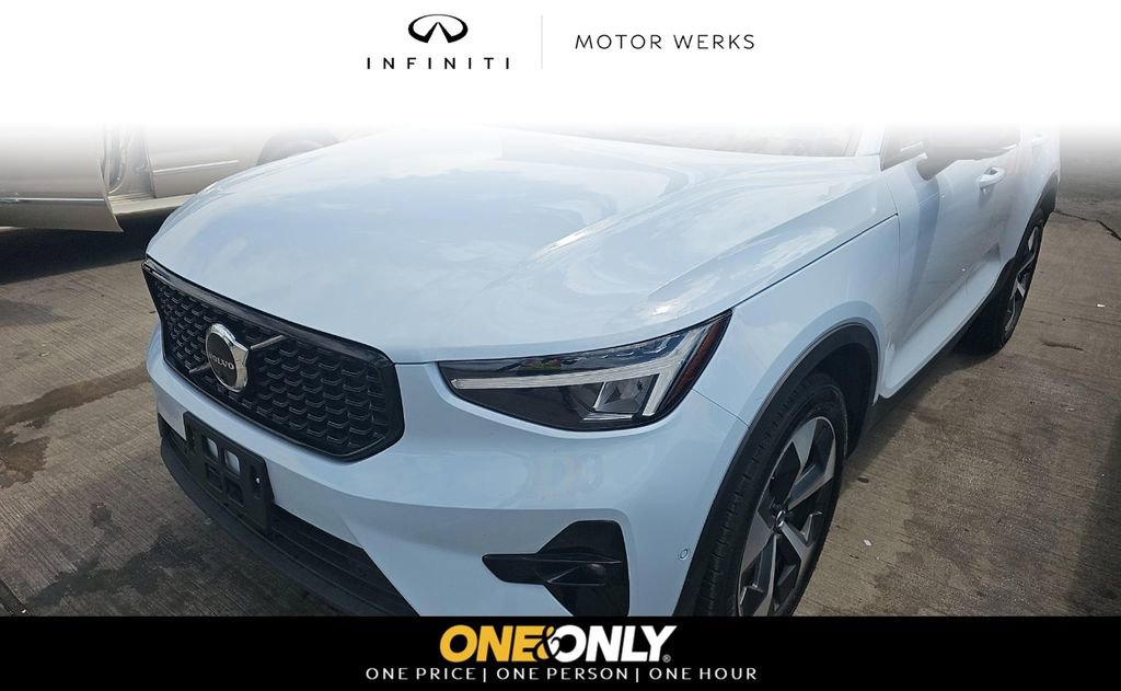 Used 2025 Volvo XC40 B5 Plus image 1