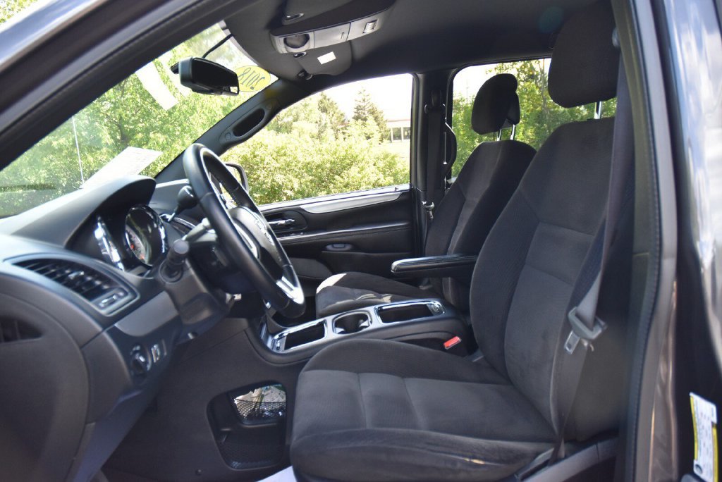 Used 2015 Dodge Grand Caravan SXT w/ Blacktop Package FWD image 14