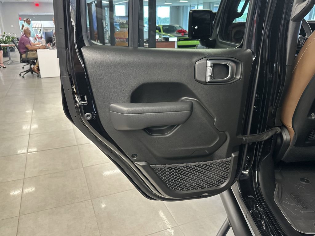 Used 2024 Jeep Gladiator Rubicon w/ Technology Group image 22