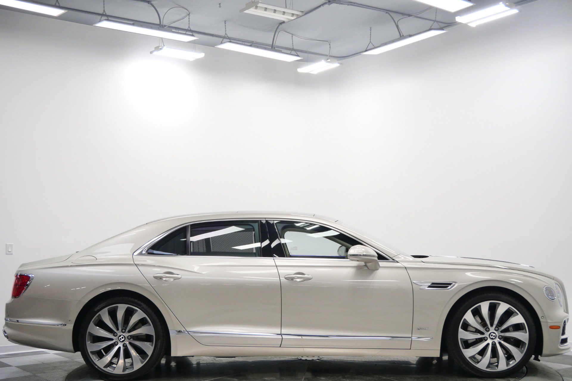 Used 2022 Bentley Flying Spur Plug-In Hybrid image 55