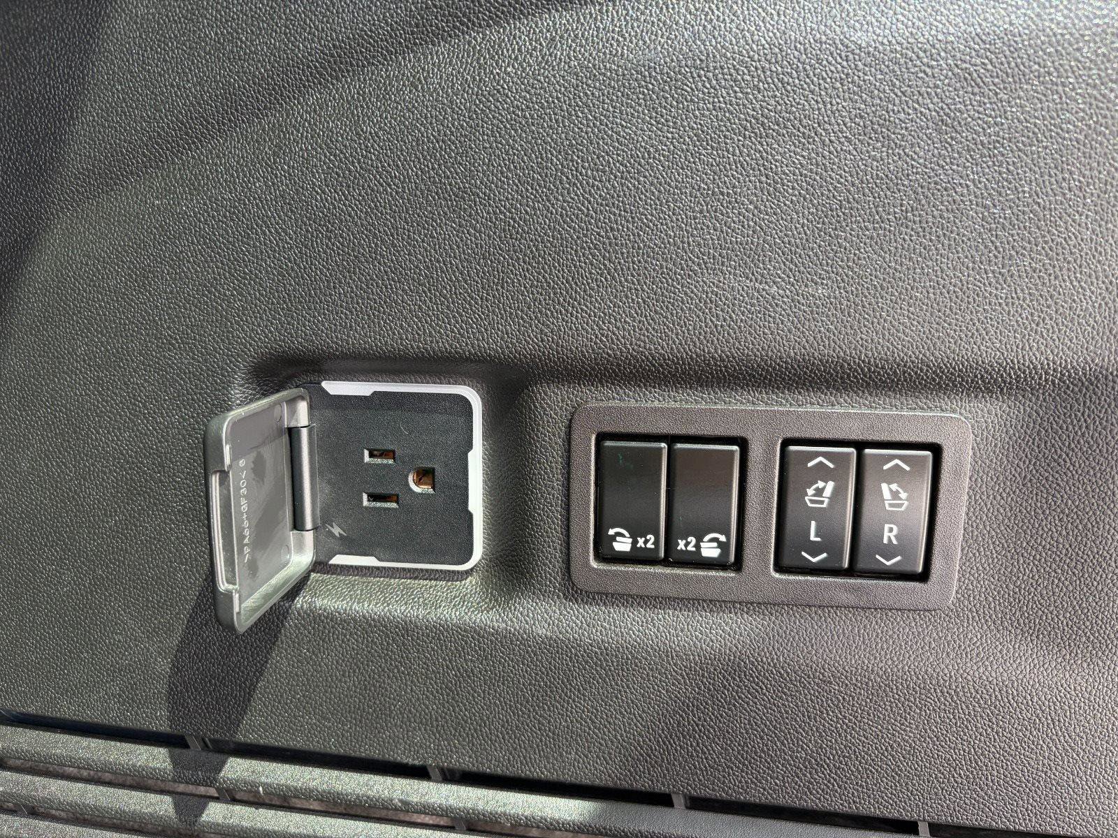 Used 2023 Chevrolet Suburban High Country AWD/4WD image 27