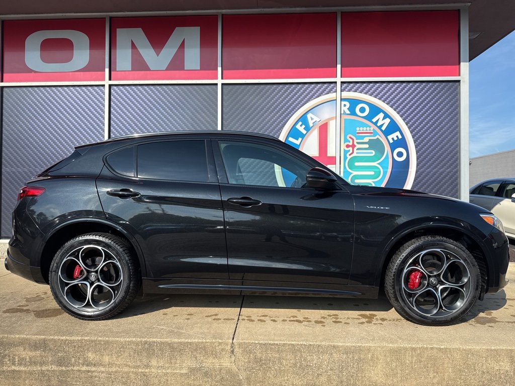 Used 2022 Alfa Romeo Stelvio Veloce image 2