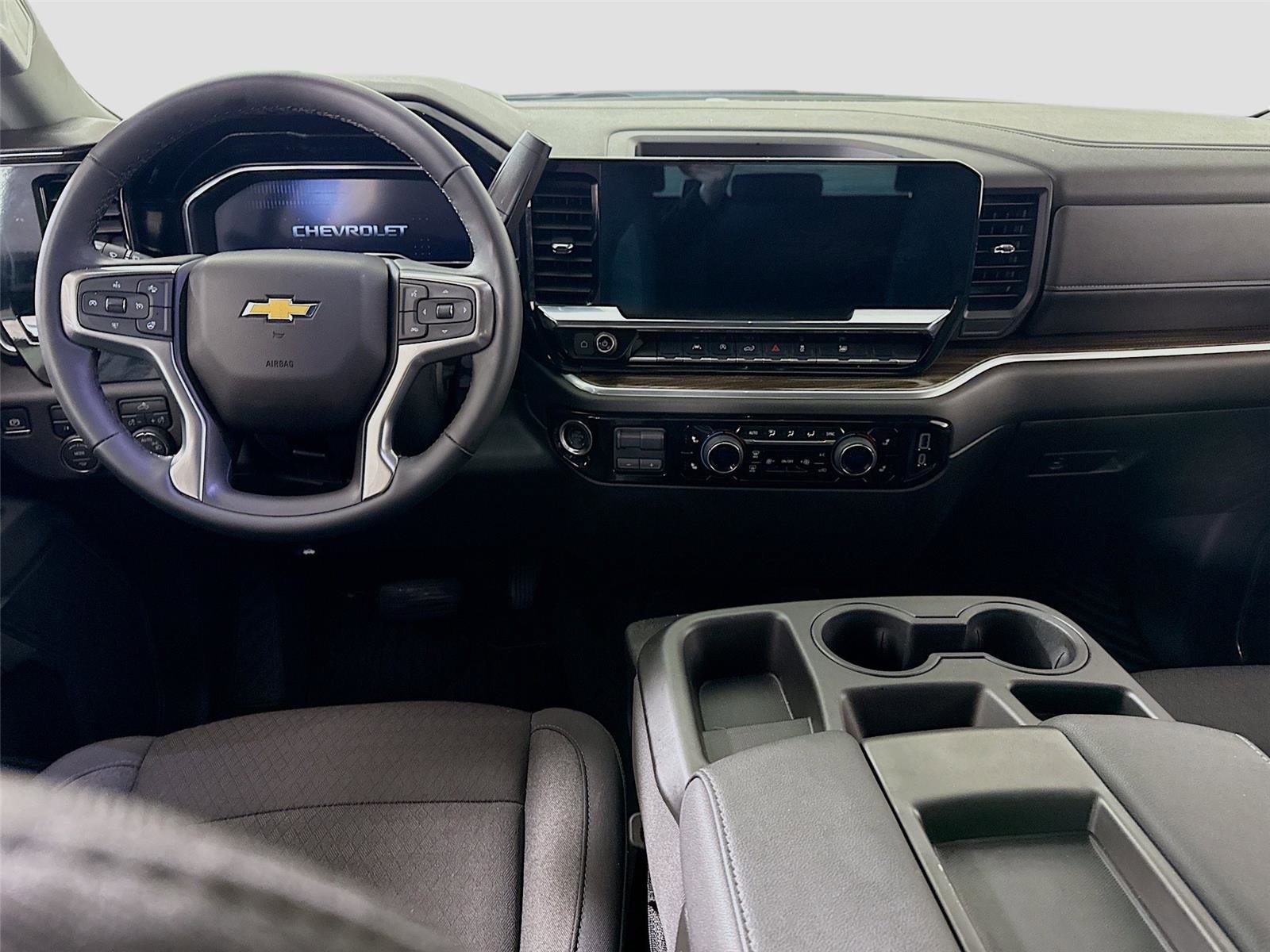 Used 2025 Chevrolet Silverado 1500 LT image 2