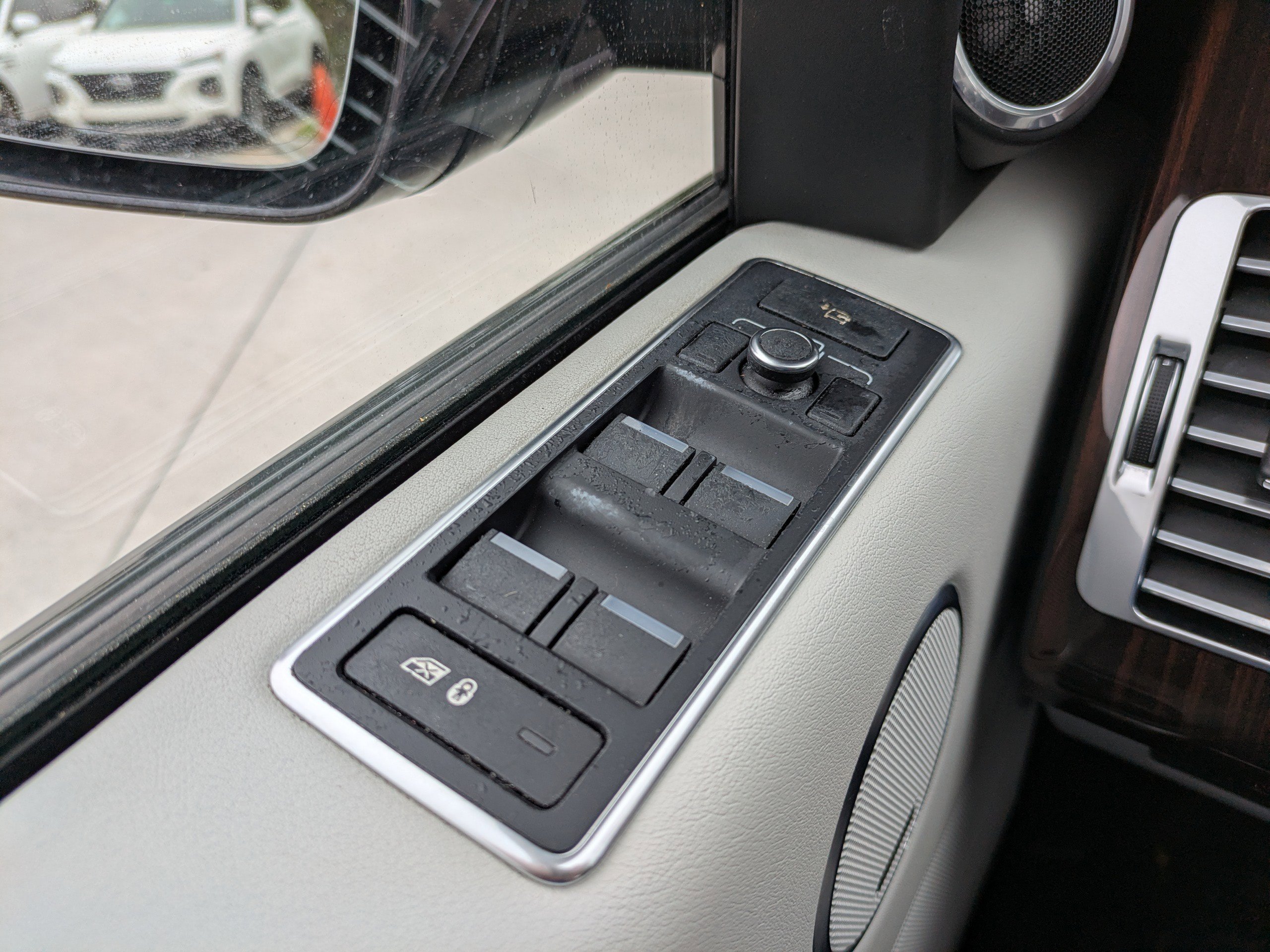 Used 2015 Land Rover Range Rover HSE image 23