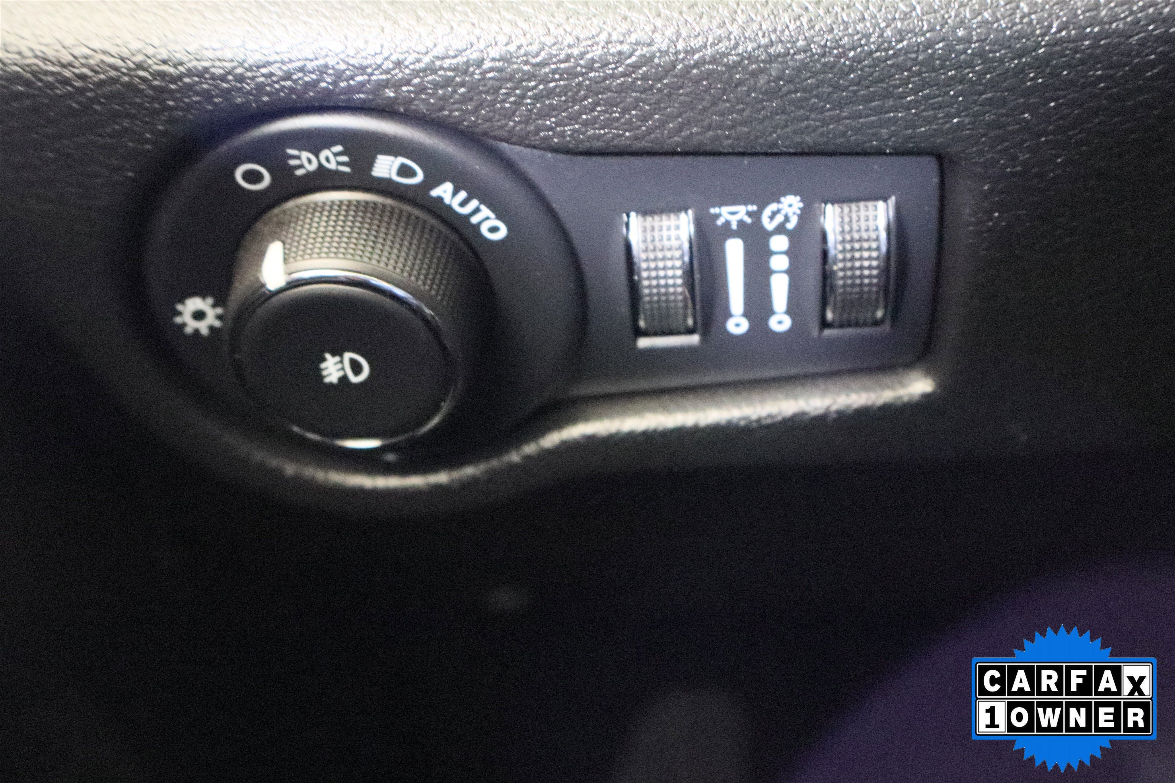 Used 2025 Chrysler Pacifica Limited image 34