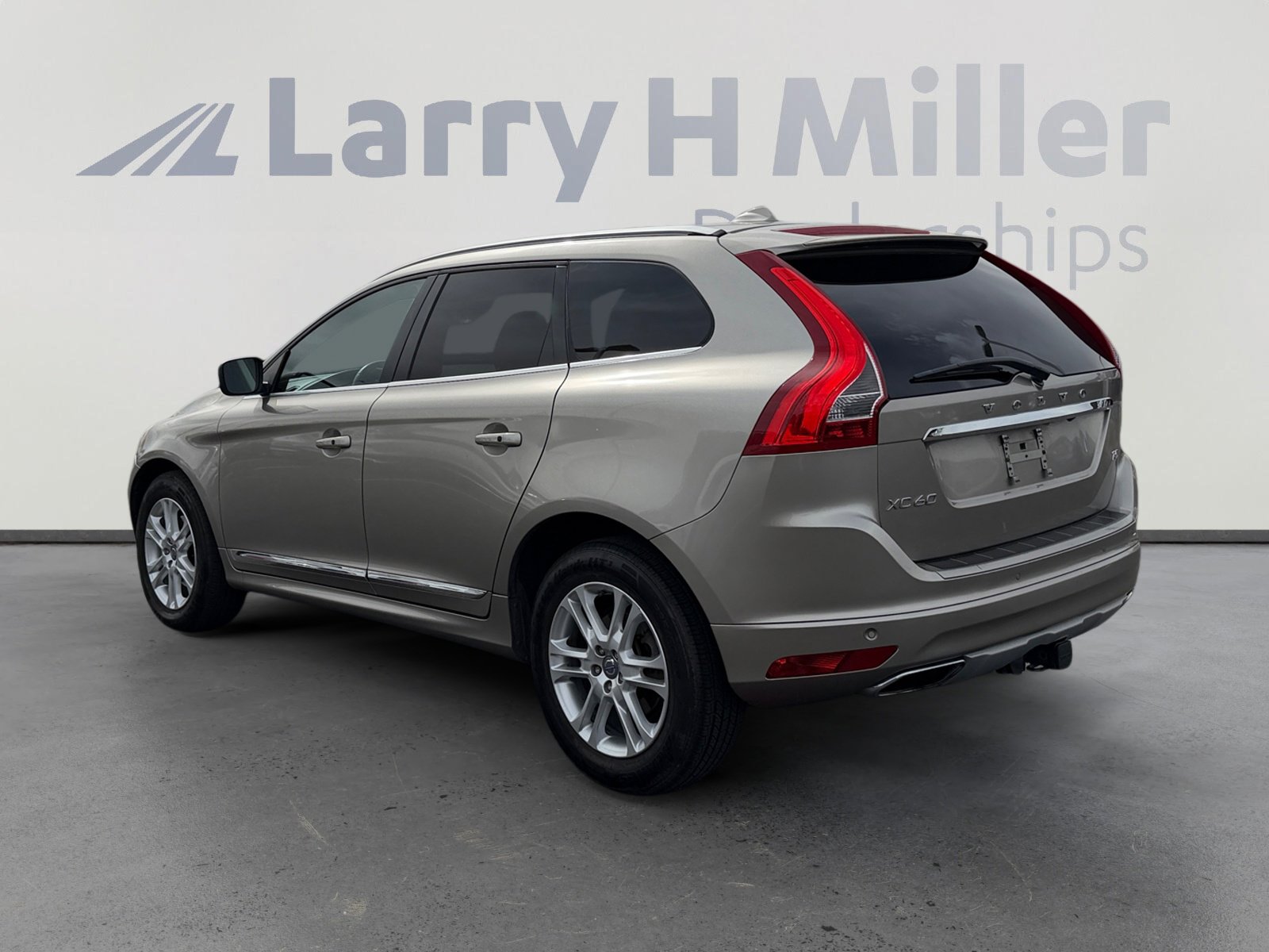 Used 2016 Volvo XC60 T5 Premier w/ Proximity Package image 3