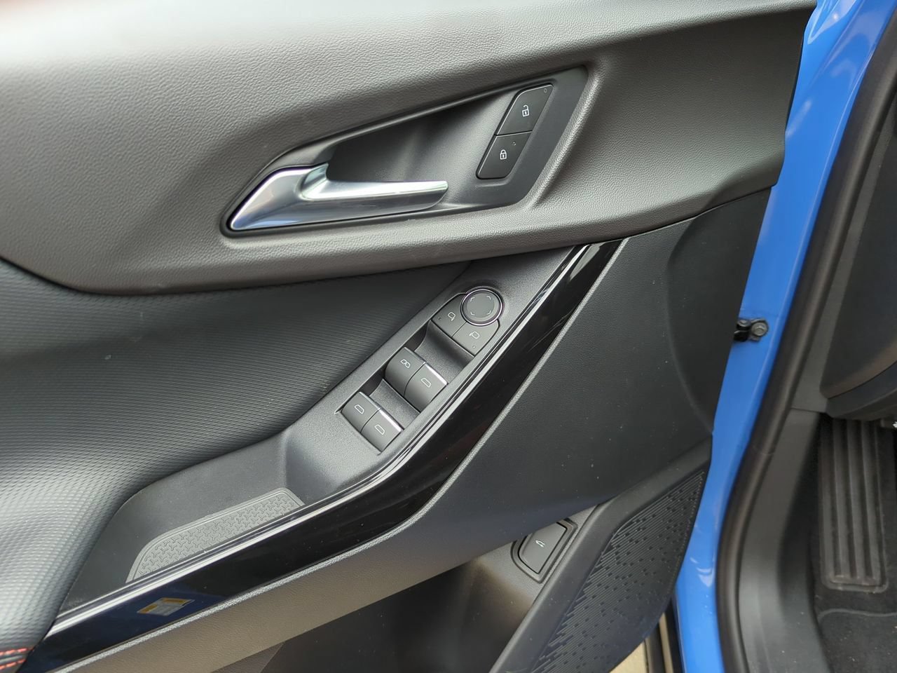 New 2027 Chevrolet Equinox RS w/ Safety and Technology Package FWD image 8