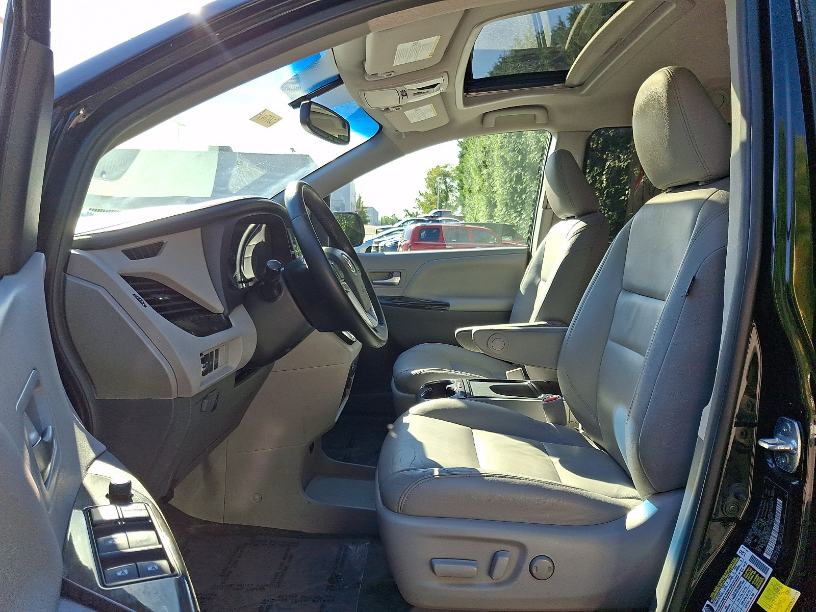 Used 2016 Toyota Sienna XLE w/ XLE Navigation Package FWD image 15