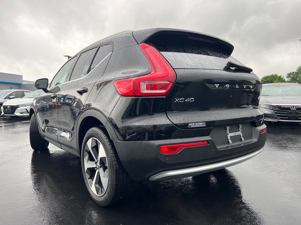 Used 2025 Volvo XC40 B5 Plus image 33