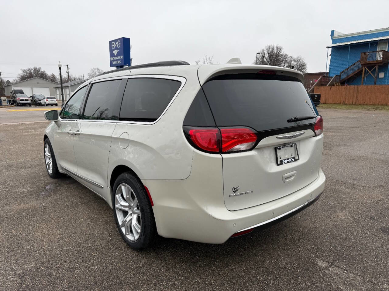 Used 2017 Chrysler Pacifica Touring-L FWD image 3