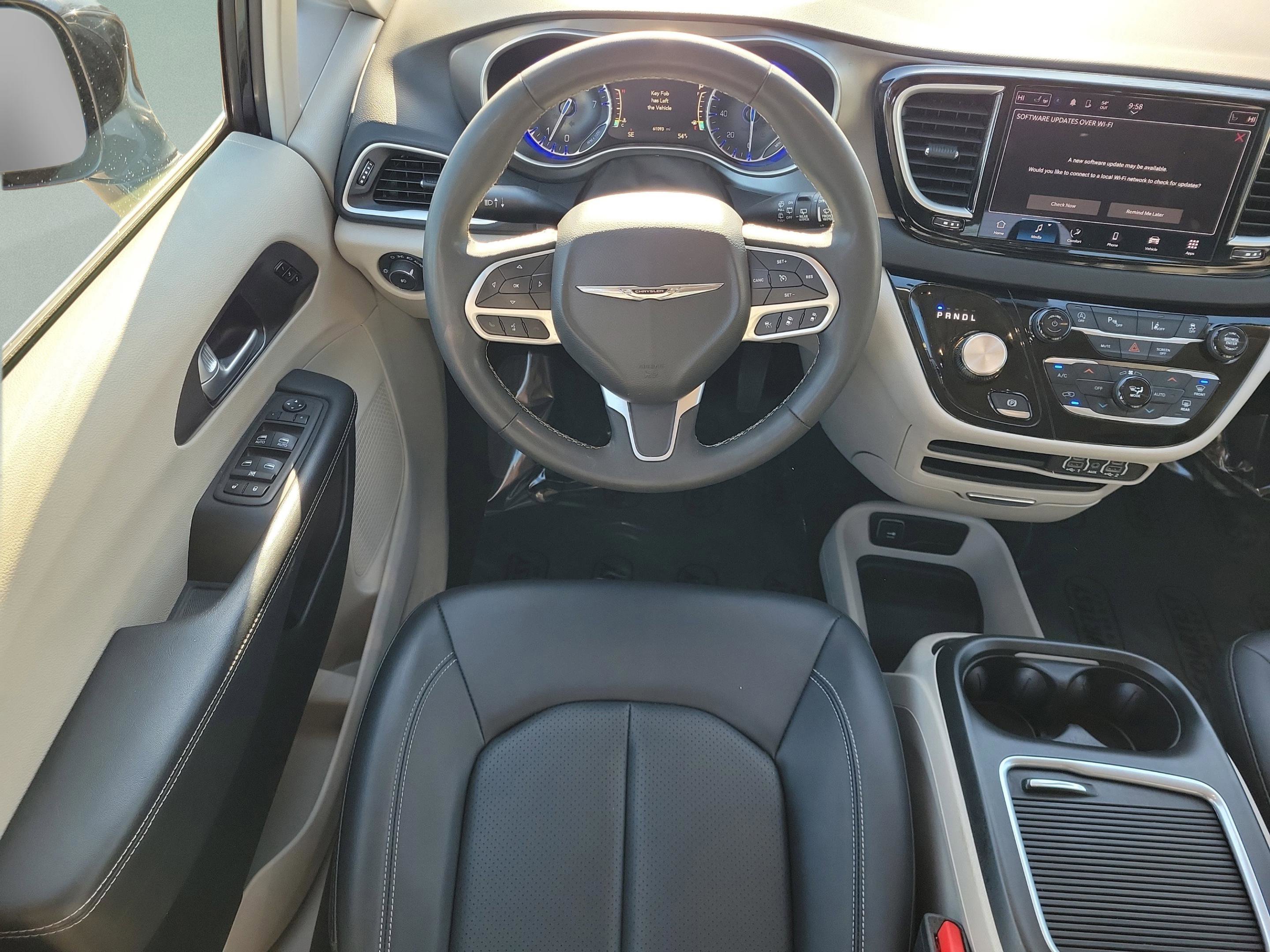 Used 2024 Chrysler Pacifica Touring-L image 16