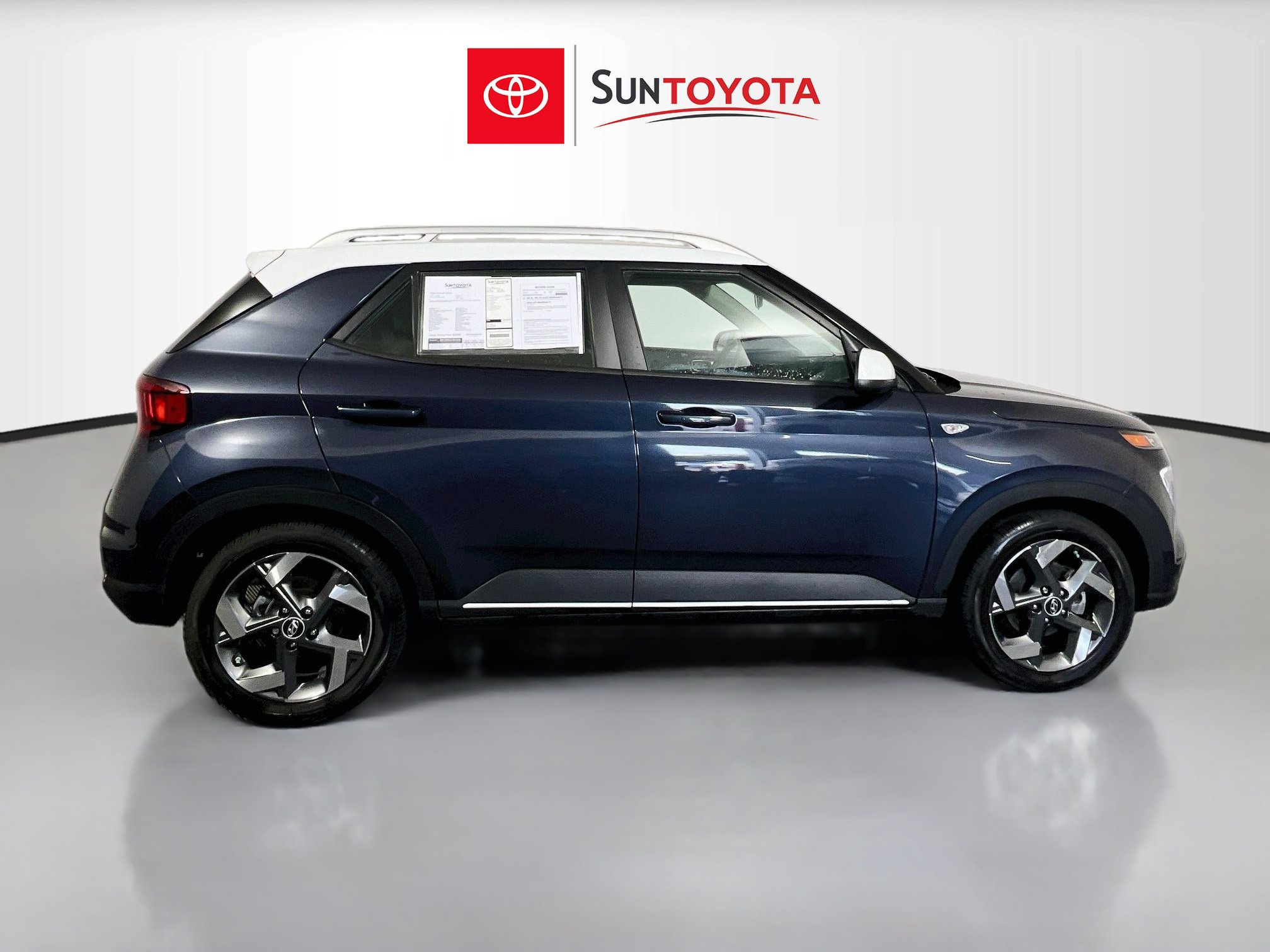 Used 2024 Hyundai Venue Limited FWD image 2