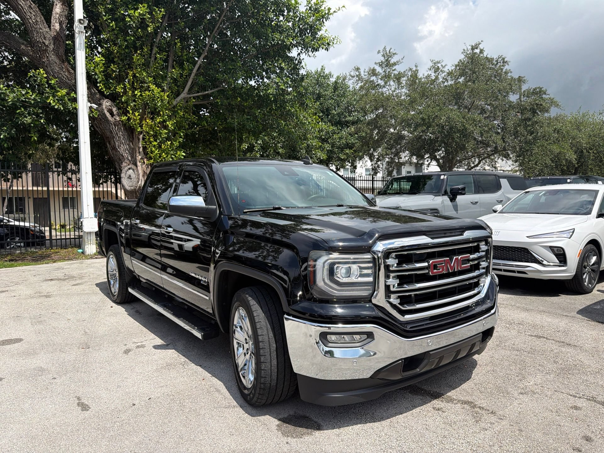 Used 2018 GMC Sierra 1500 SLT w/ Enhanced Driver Alert Package RWD image 3