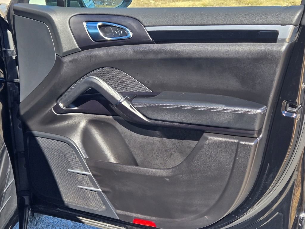 Used 2018 Porsche Cayenne image 38