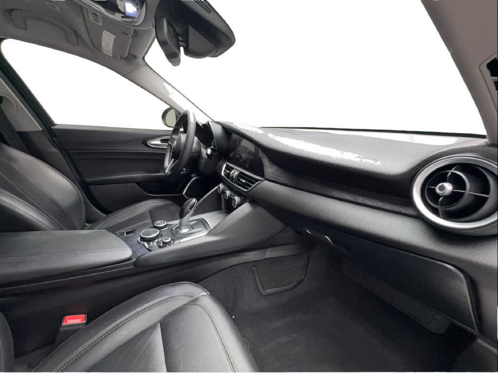 Used 2019 Alfa Romeo Giulia w/ Quick Order Package 22K Sport RWD image 32